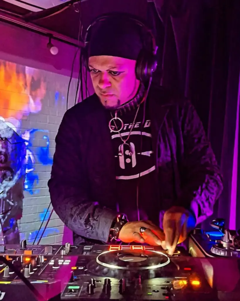 End: The DJ